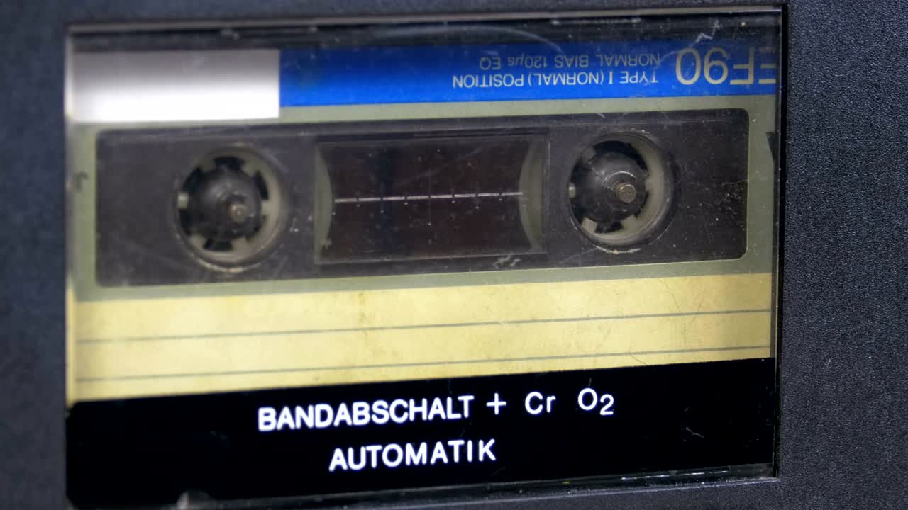 테이프 레코더에 있는 오래된 오디오 카세트가 회전합니다.