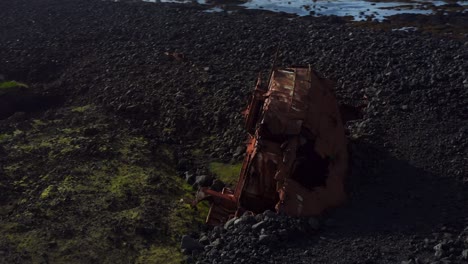 naufragios abandonados en la península de hópsnes en islandia - toma aérea de drones