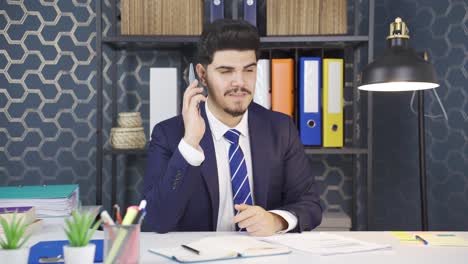 Hombre-De-Negocios-Que-Trabaja-En-La-Oficina-Haciendo-Una-Llamada-Telefónica-Informal.