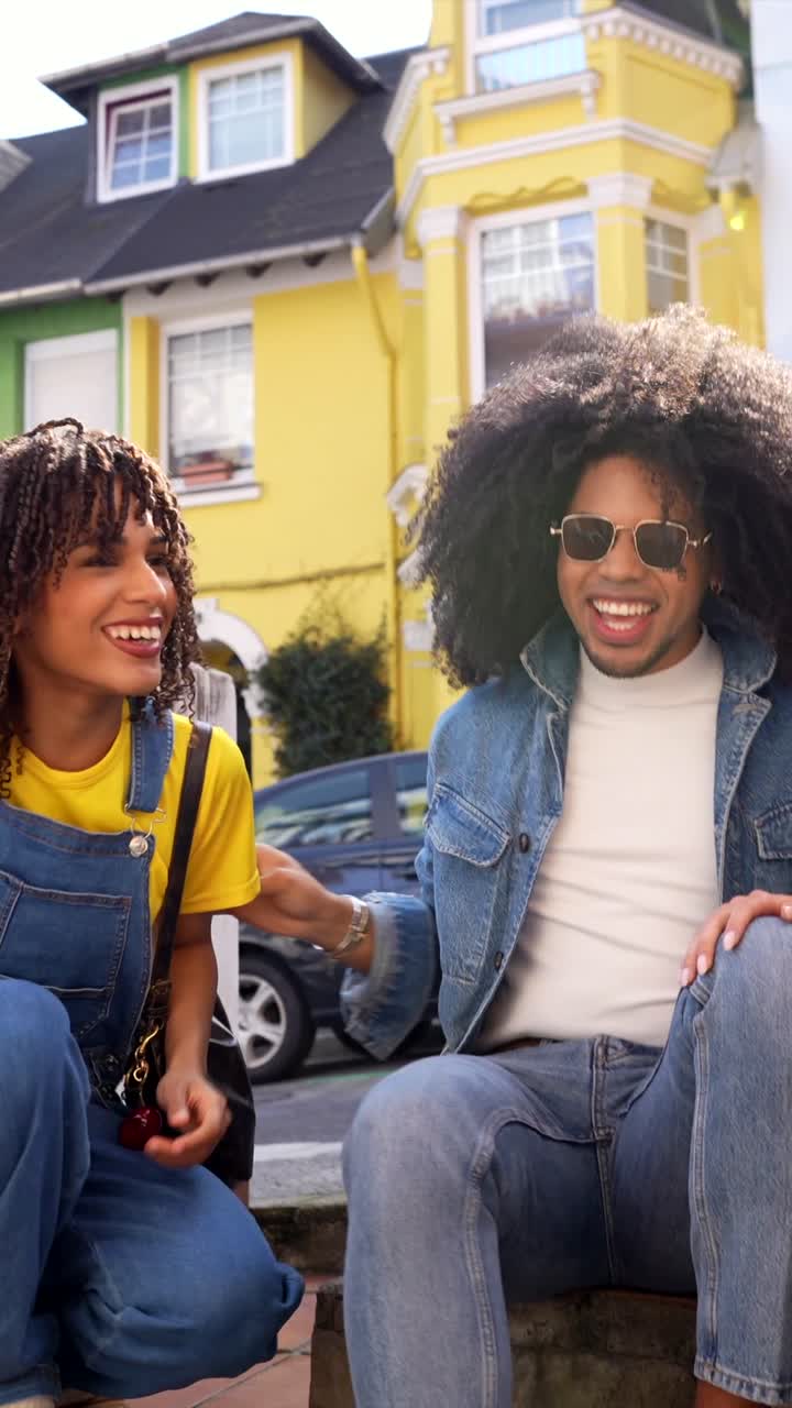 Des amis profitant d’un moment ensemble en ville