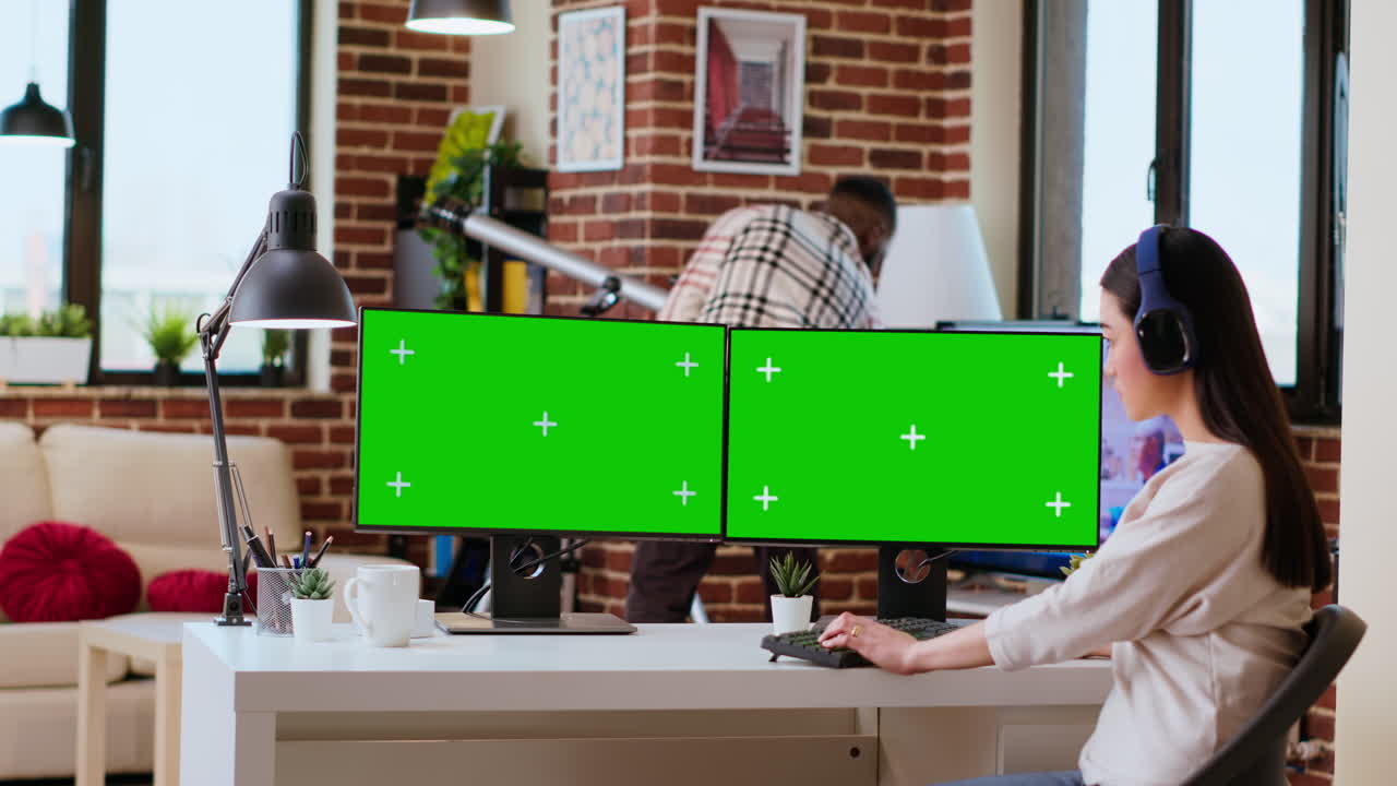 아시아 여성이 화면에 고립된 복사 공간으로 프리랜서 작업을 해결하고 있습니다.
