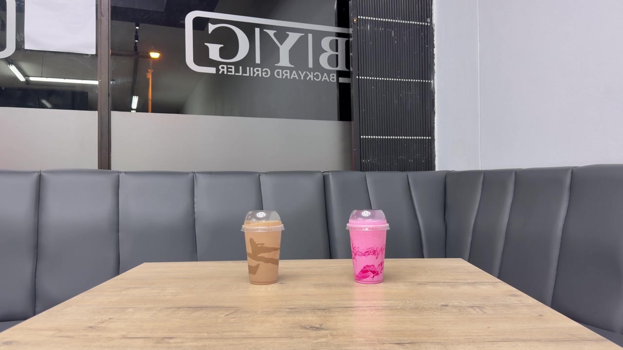 Un cioccolato e una fragola in una tavola calda generica