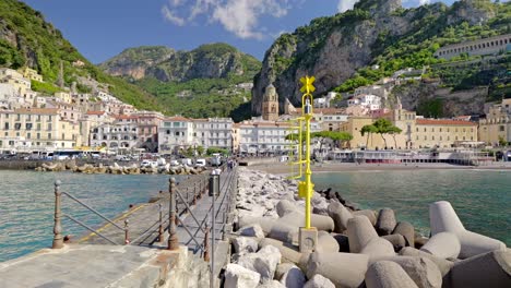 Vista-Panorámica-De-La-Ciudad-De-Amalfi,-Con-La-Catedral-De-Amalfi-En-El-Centro,-También-Llamada-Catedral-De-San-Andrés,-Alejar-Mover