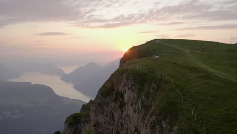 Antena-Ascendiendo-A-Fronalpstock-Y-Una-Hermosa-Puesta-De-Sol-Cerca-De-Lucerna,-Suiza