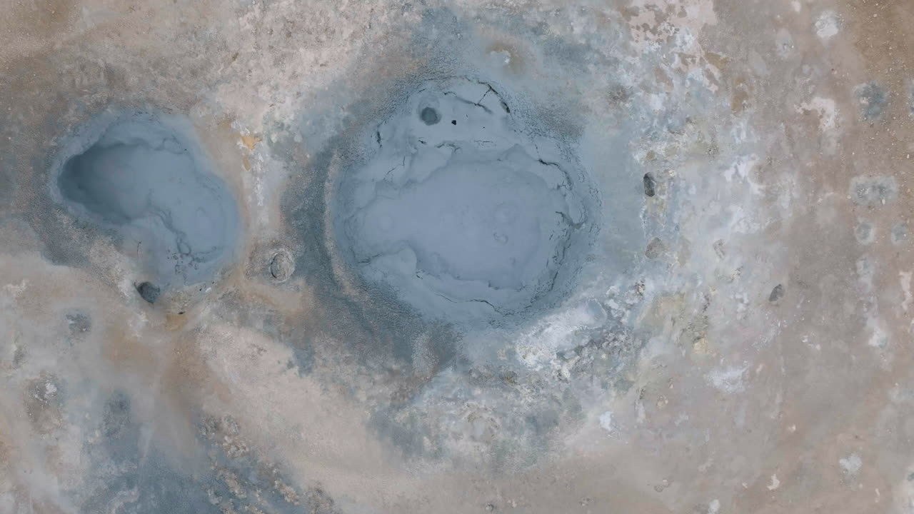 아이슬란드의 지열 지역에서 진 ⁇   ⁇ 비의 위에서 아래로의 항공 사진, 높은 각도 드론  ⁇