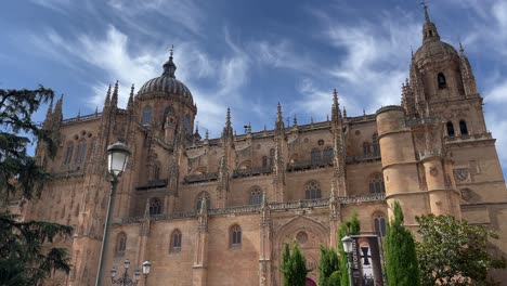 Vorderansicht-Der-Kathedrale-Von-Salamanca,-Spanien