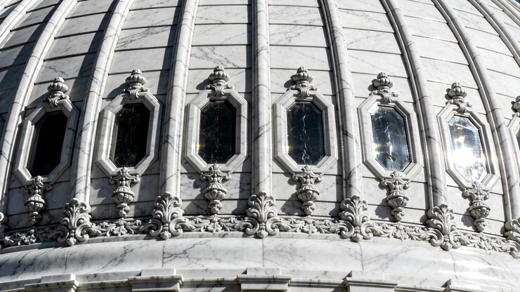 Telecamera che riprende una fascia di marmo su una cupola con il sole che si sposta, un bagliore appare sulla finestra ottagonale destra