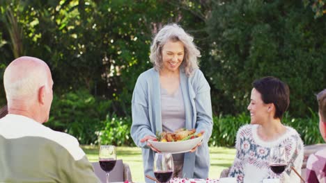 Glückliche-Kaukasische-Familie-Beim-Abendessen-Im-Garten