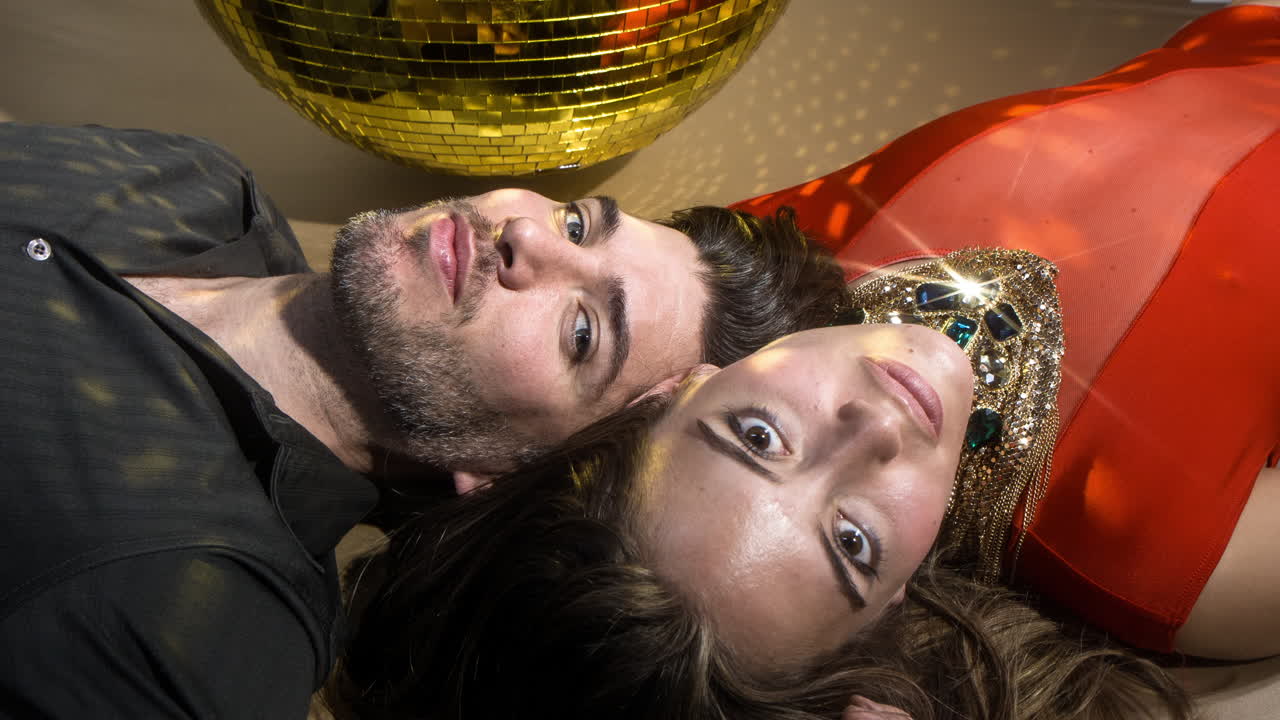 hombre y mujer en el piso 4k 10