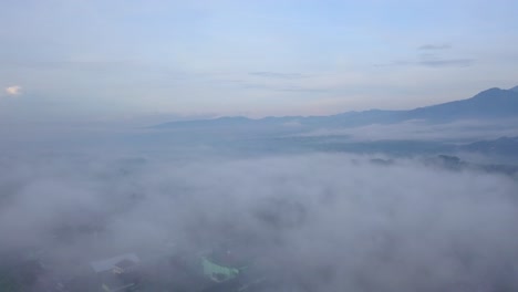 일몰 후 인도네시아에서 안개 바다와 공중 비행 시골 풍경