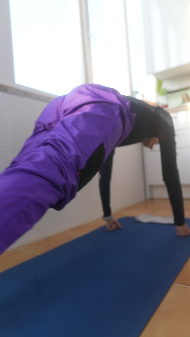 mujer practicando yoga en casa