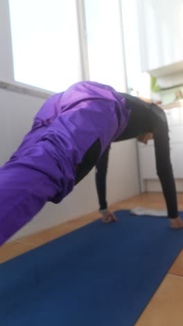 mujer practicando yoga en casa