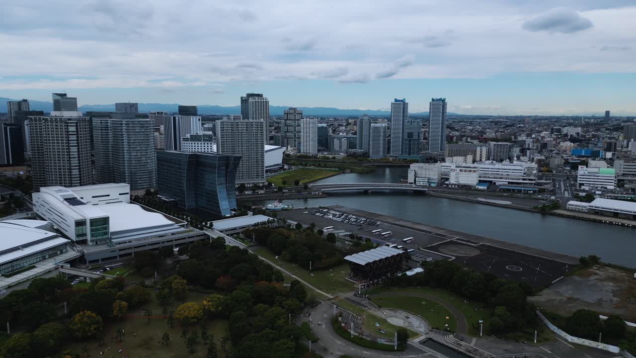 Panoramica aerea del lungomare di Yokohama, in Giappone, e design adattivo della città