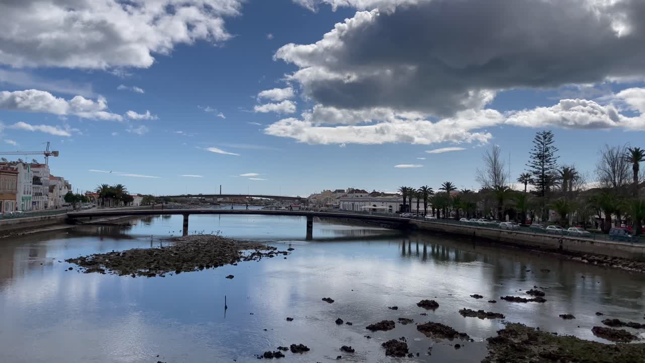 해가 지면 갈레오 강 타비라 포르투갈