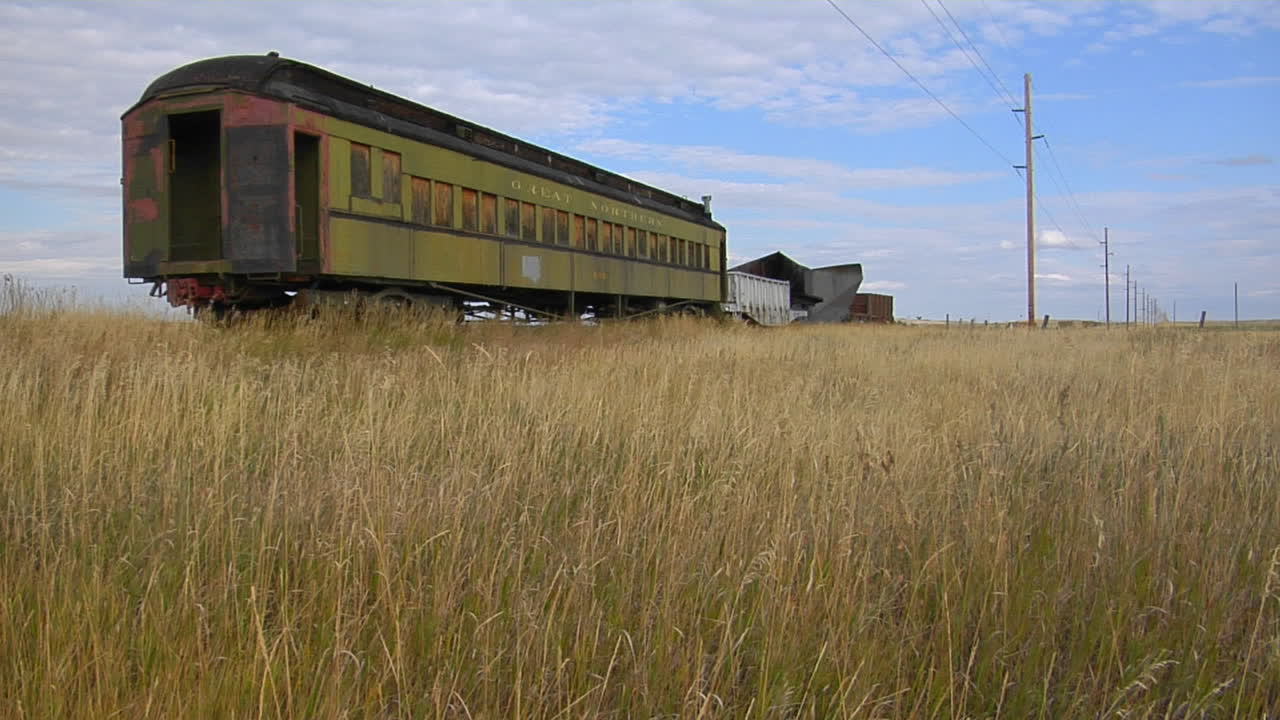 낡은 풀맨 철도 차량이 외로운 철로 1을 따라 사이딩에 앉아 있습니다.