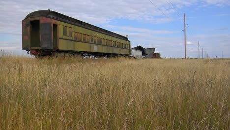 Un-Viejo-Vagón-De-Ferrocarril-Pullman-Abandonado-Se-Asienta-Sobre-Un-Apartadero-A-Lo-Largo-De-Un-Tramo-Solitario-De-La-Vía-Del-Tren-1