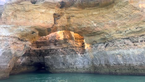 Große-Vogelnesthöhle-In-Albufeira,-Portugal