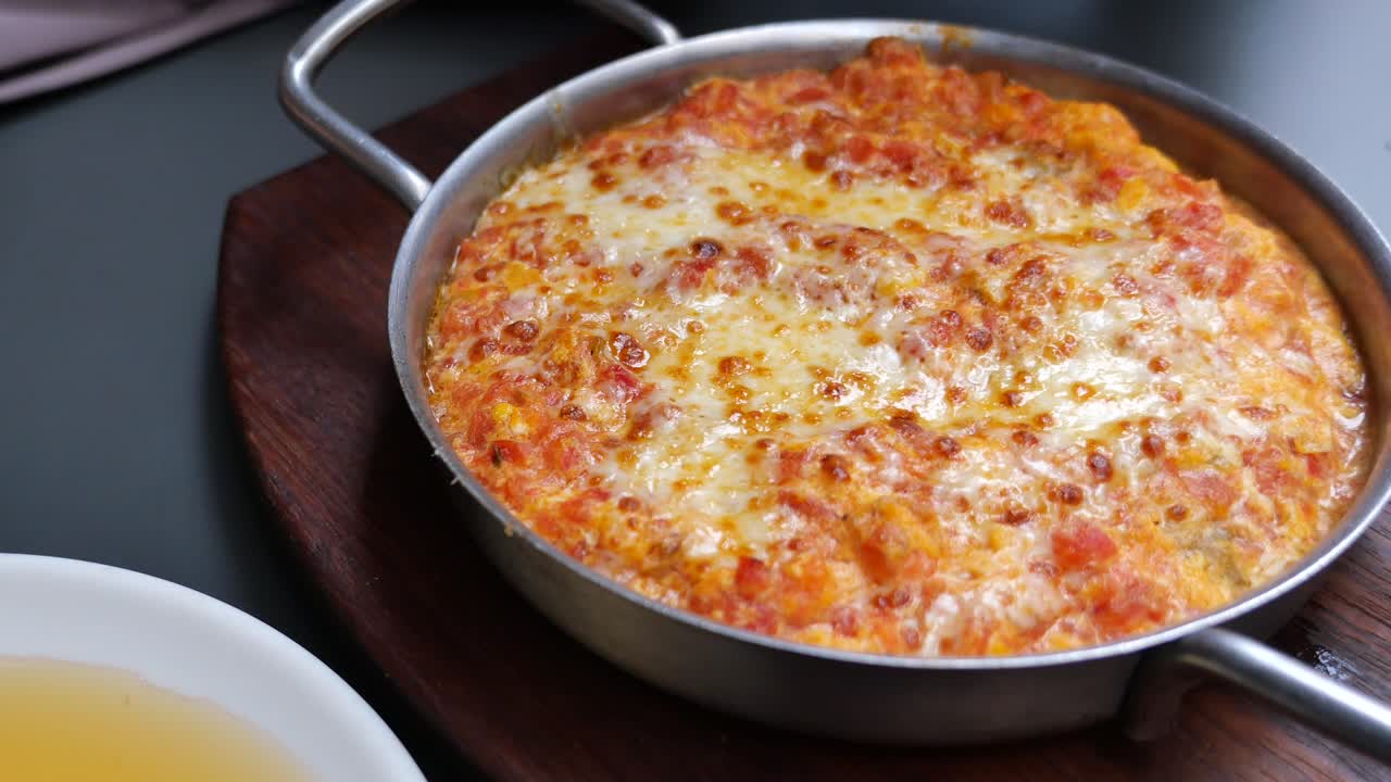 Piatto turco di uova al forno con formaggio