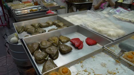 Documental-De-Venta-De-Recetas-De-Pasteles-Asiáticos-En-El-Stand-Del-Mercado-De-Comida-Callejera