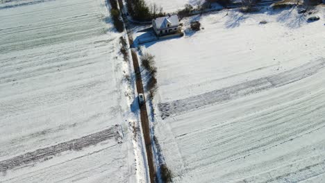 Vista-Aérea-De-Una-Camioneta-Que-Se-Detiene-En-Un-Camino-Estrecho-En-Medio-De-Los-Campos-En-Un-Hermoso-Día-De-Invierno,-Dalmacia,-Croacia