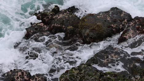interacción dinámica del agua y las rocas en el mar