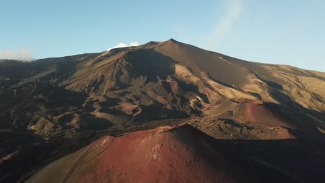 Vuelo-De-Drones-Sobre-Un-Gran-Cráter-Del-Volcán-Etna,-Sicilia,-Italia