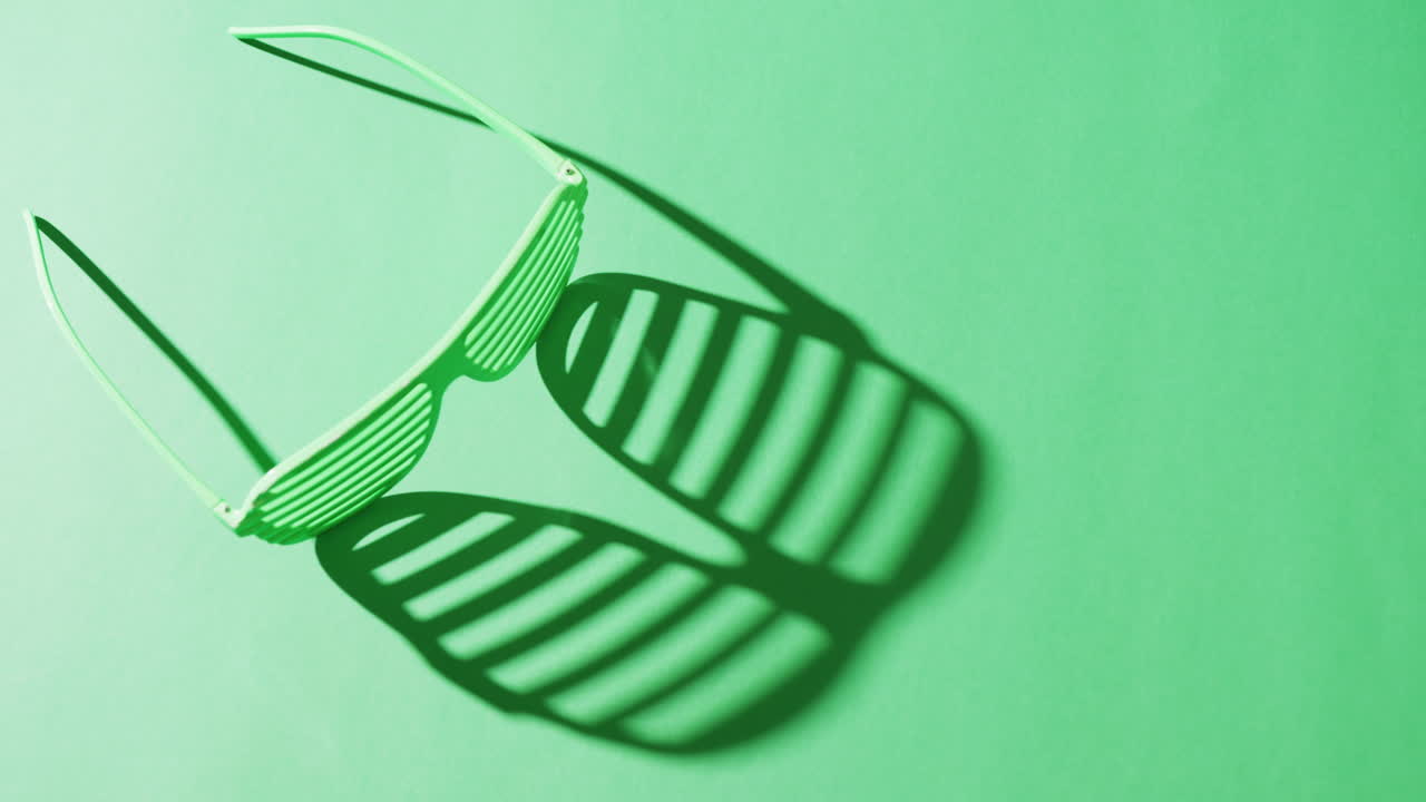 video de las gafas verdes de san patricio con espacio de copia en fondo verde