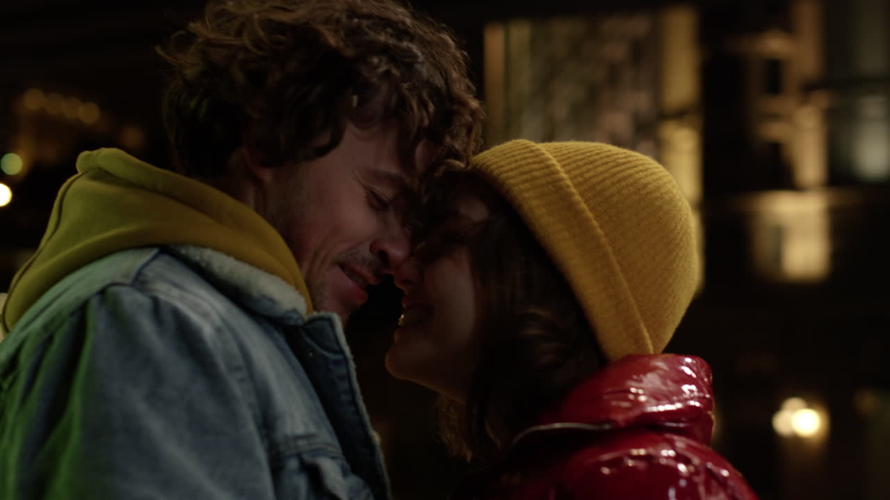 um casal apaixonado a dançar no fundo da cidade. um casal feliz a desfrutar de um encontro na rua.