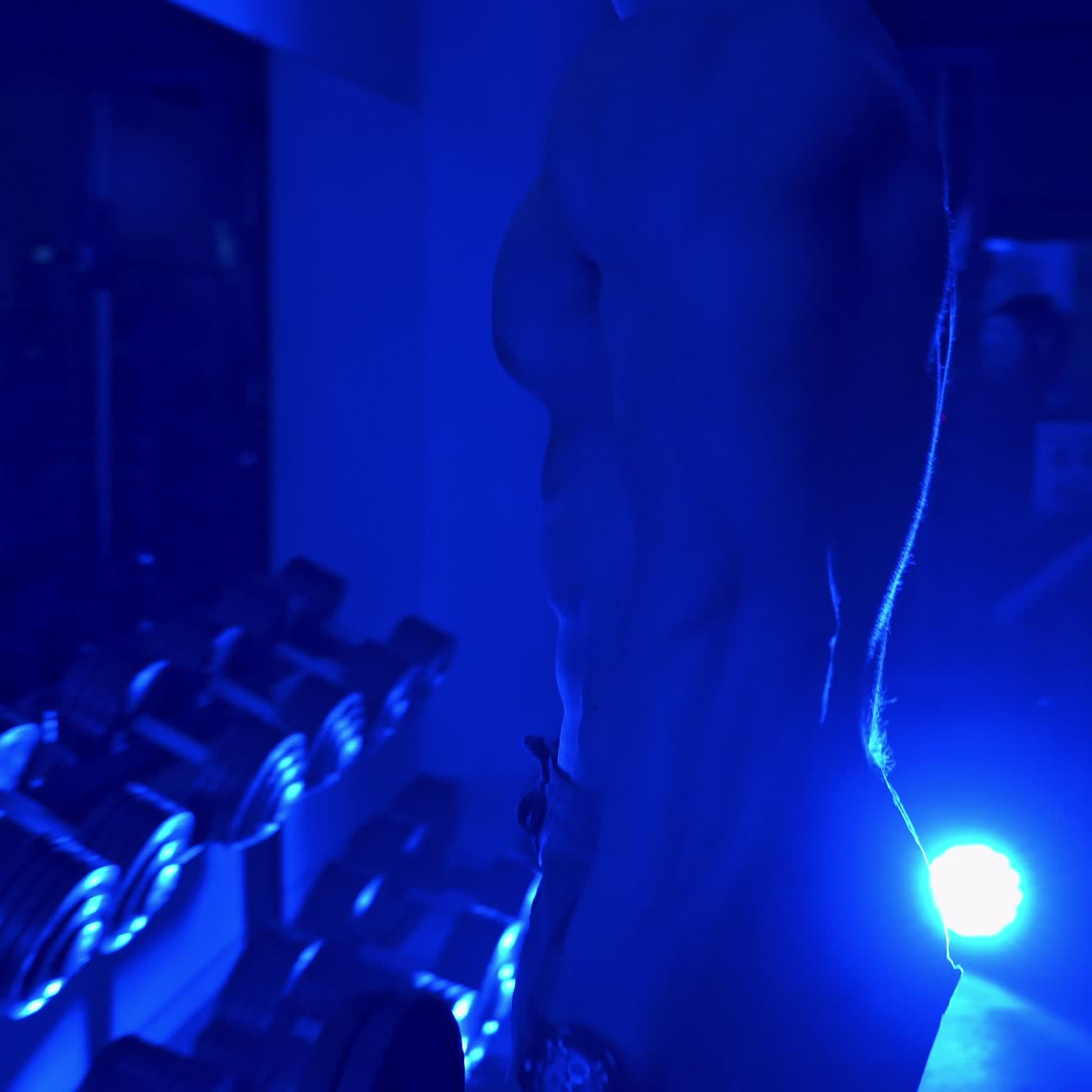 체육관에서 남자 픽업 dumbell