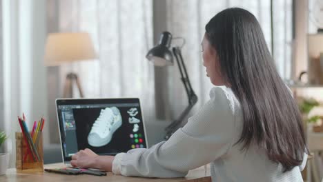 mujer diseñando zapatos en una computadora portátil