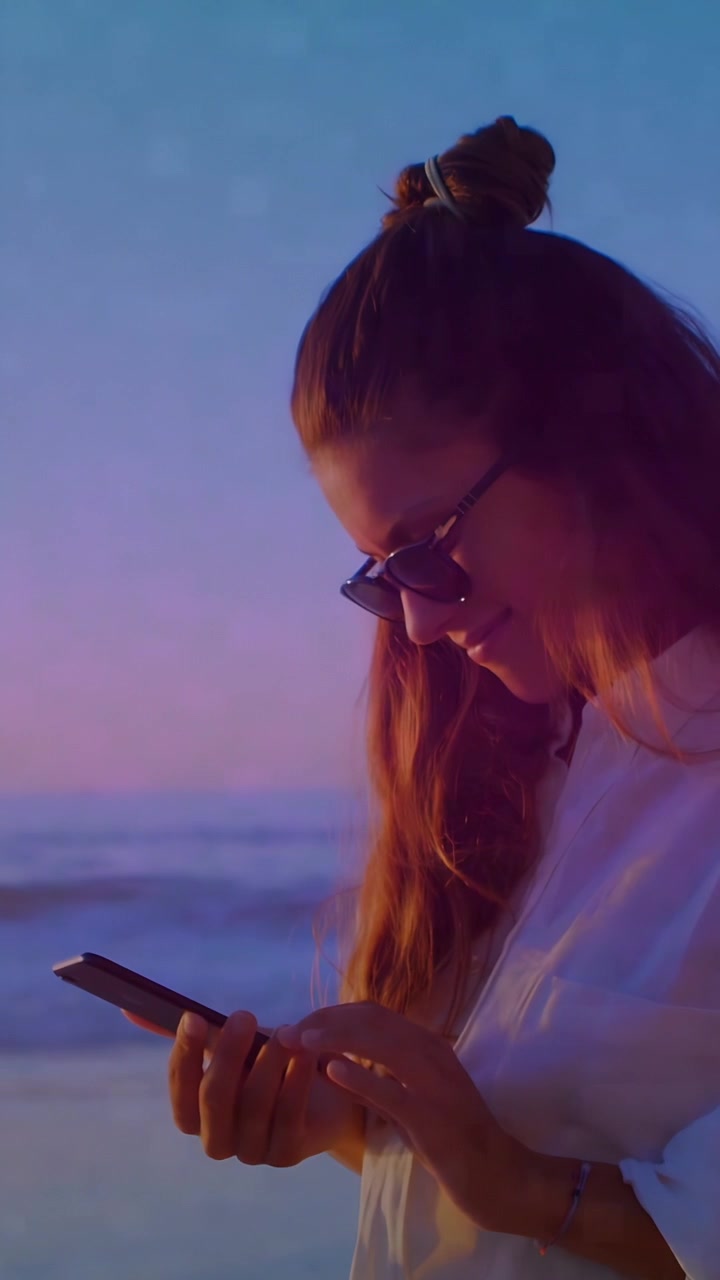 Video verticale: Donna che tocca il telefono, con overlay dell'interfaccia utente di chat tecnologica che appaiono mentre legge i messaggi