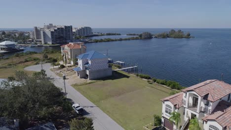 4K-Drone-Video-of-Luxury-Homes-on-the-Gulf-of-Mexico-in-Hudson-Beach,-Florida