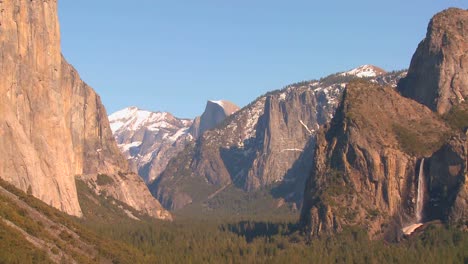 una vista general dramática tomada desde un punto de vista del parque nacional de yosemite 2