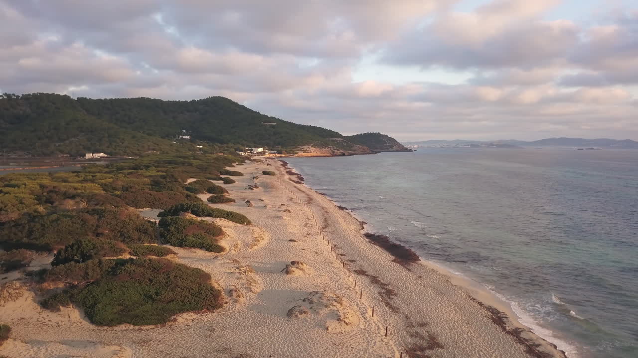 빈 열대 해변의 모래 언덕