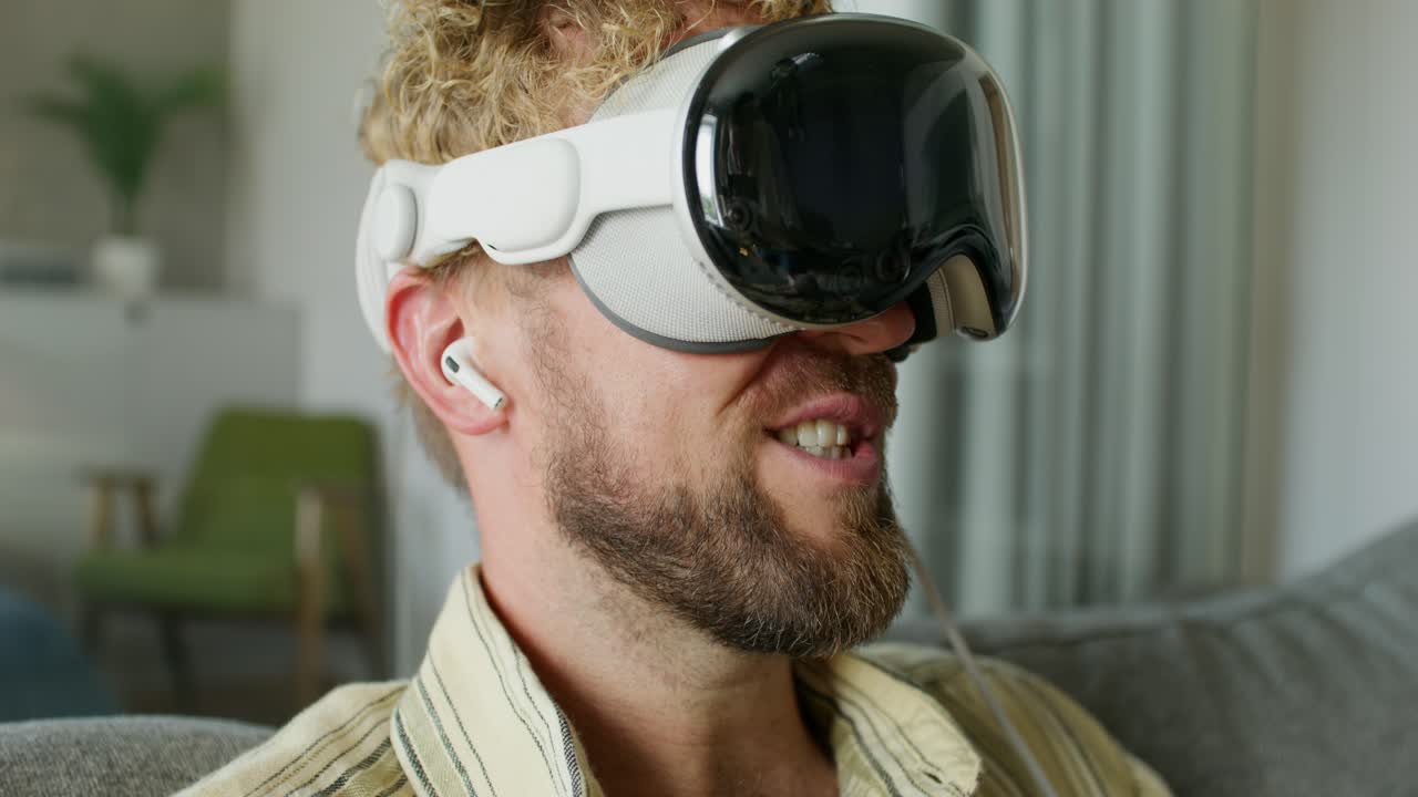 hombre con auriculares vr