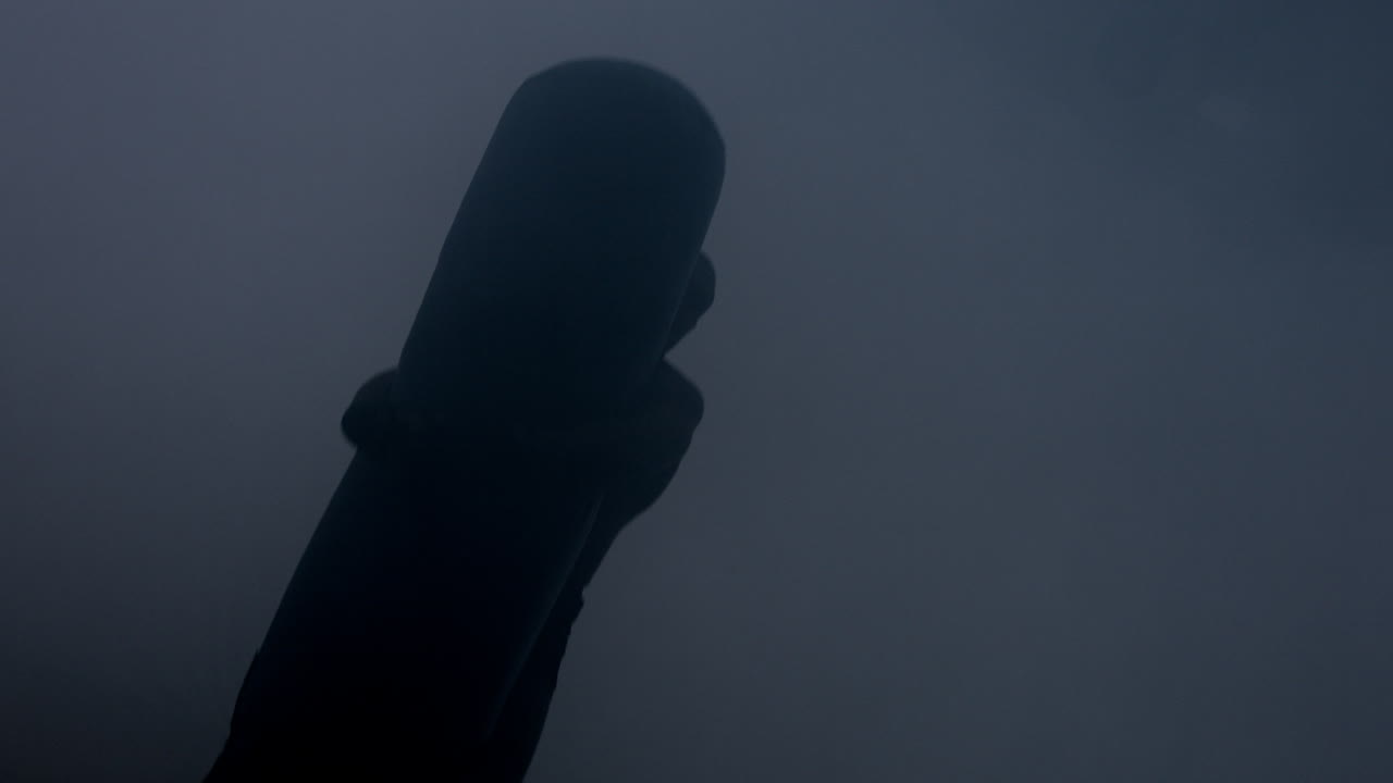 silueta de boxeador saco de boxeo. hombre enojado luchador ataque saco de boxeo