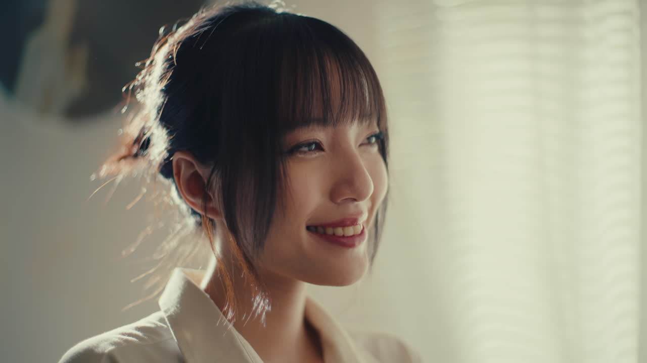 창문 에 있는 여자