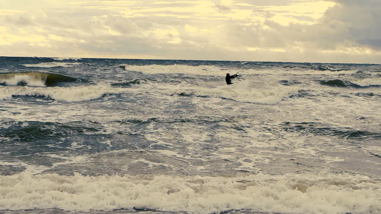 바다 파도 위를 달리는 카이트보더