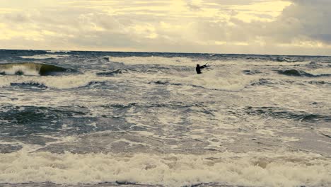 un kiteboarder corre sobre las olas del mar