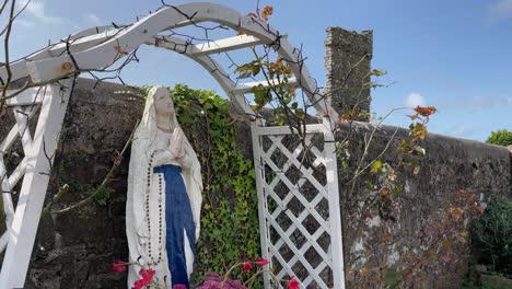 Statue-Unserer-Lieben-Frau,-Die-An-Einem-Sommertag-Im-Kleinen-Dorf-Killea,-Waterford,-Irland,-Betet