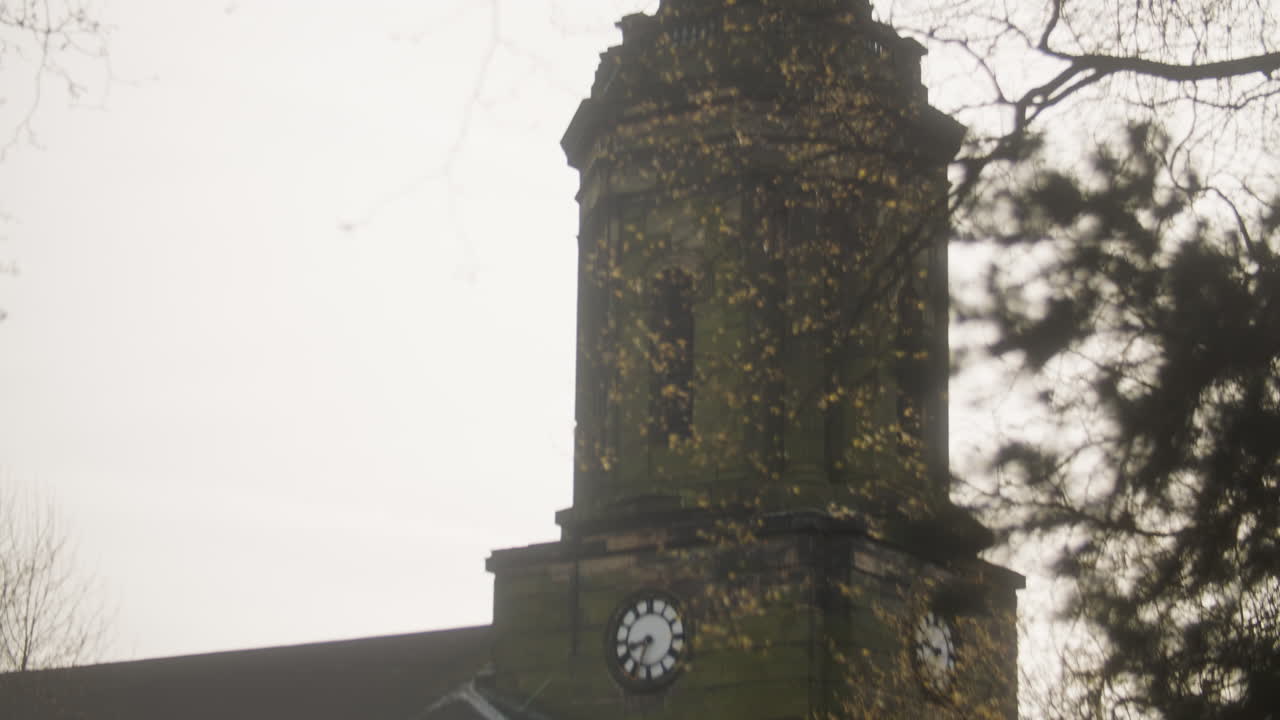 영국 버밍엄의 보석 터에 있는 세인트 폴스 스어 (st paul's square) 에 있는 성당을 아내고 있다.