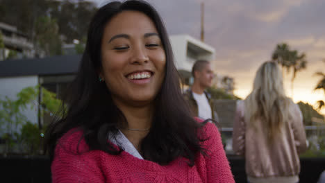 Mujer-Joven-Sonriendo-A-La-Cámara-En-Una-Azotea.