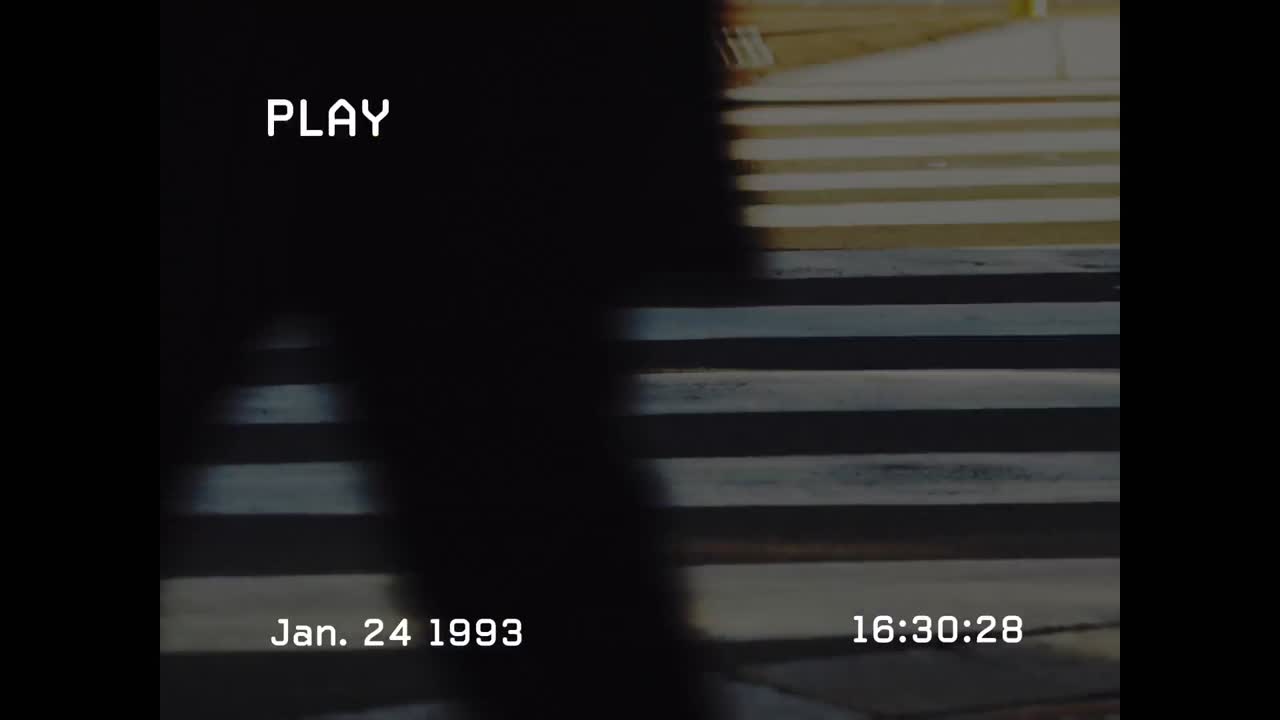 보행자가  ⁇ 고 있는 빈티지 비디오