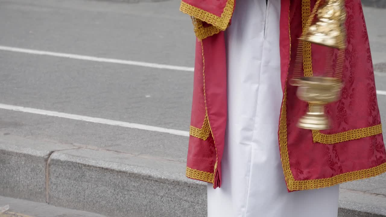 Tradizionale processione pasquale con abiti colorati e uno spirito festivo.
