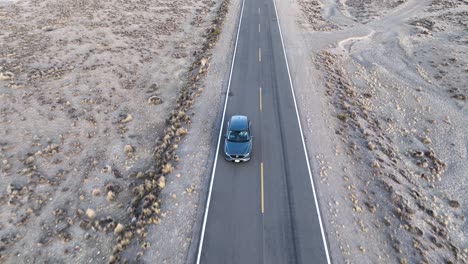 Luftaufnahme-Einer-Drohne,-Die-Einem-Auto-Folgt-Und-Die-Straße-Enthüllt,-Wildnis-Auf-Der-Peruanischen-Autobahn