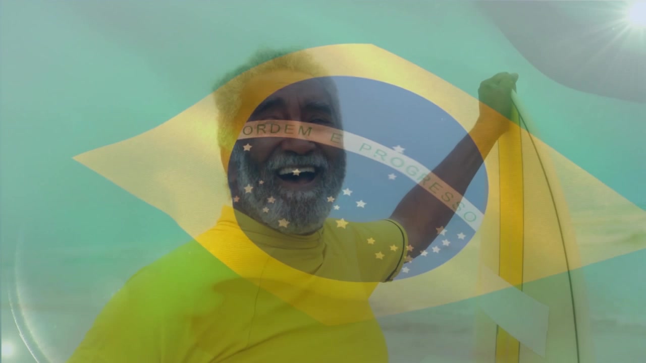 Surfista Sênior Feliz Segurando Prancha de Surf com Sobreposição da Bandeira Brasileira