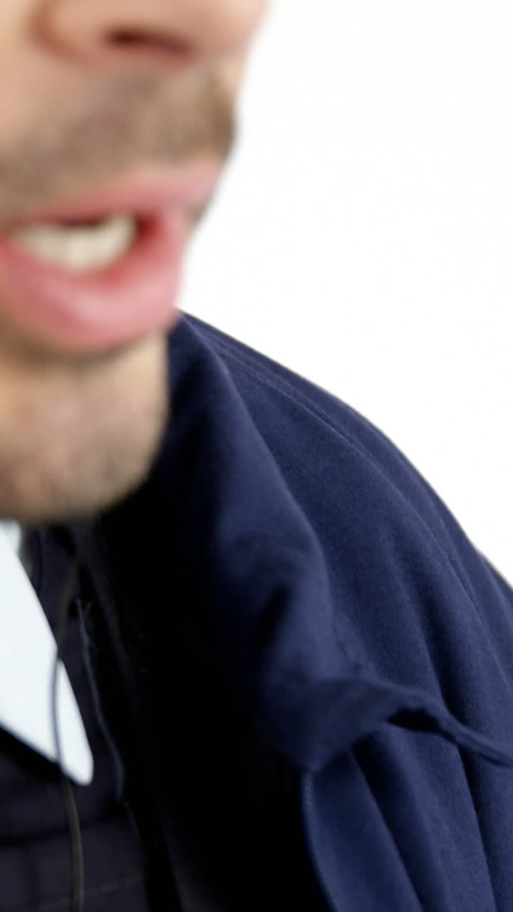 el guardia de seguridad hablando por walkie talkie.