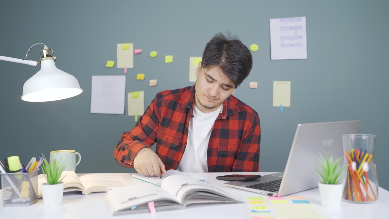 불행한 남성 학생이 그의 책상에 도착합니다.