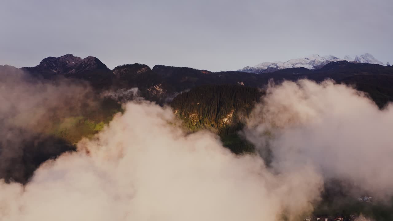 해가 뜨고 해가 지면 안개로 가득 찬 알프스 산꼭대기