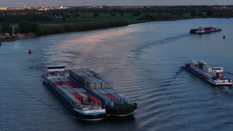 Buques-Portacontenedores-Combinados-Que-Navegan-Por-Ríos-Holandeses-Pasando-Por-Otro-Barco